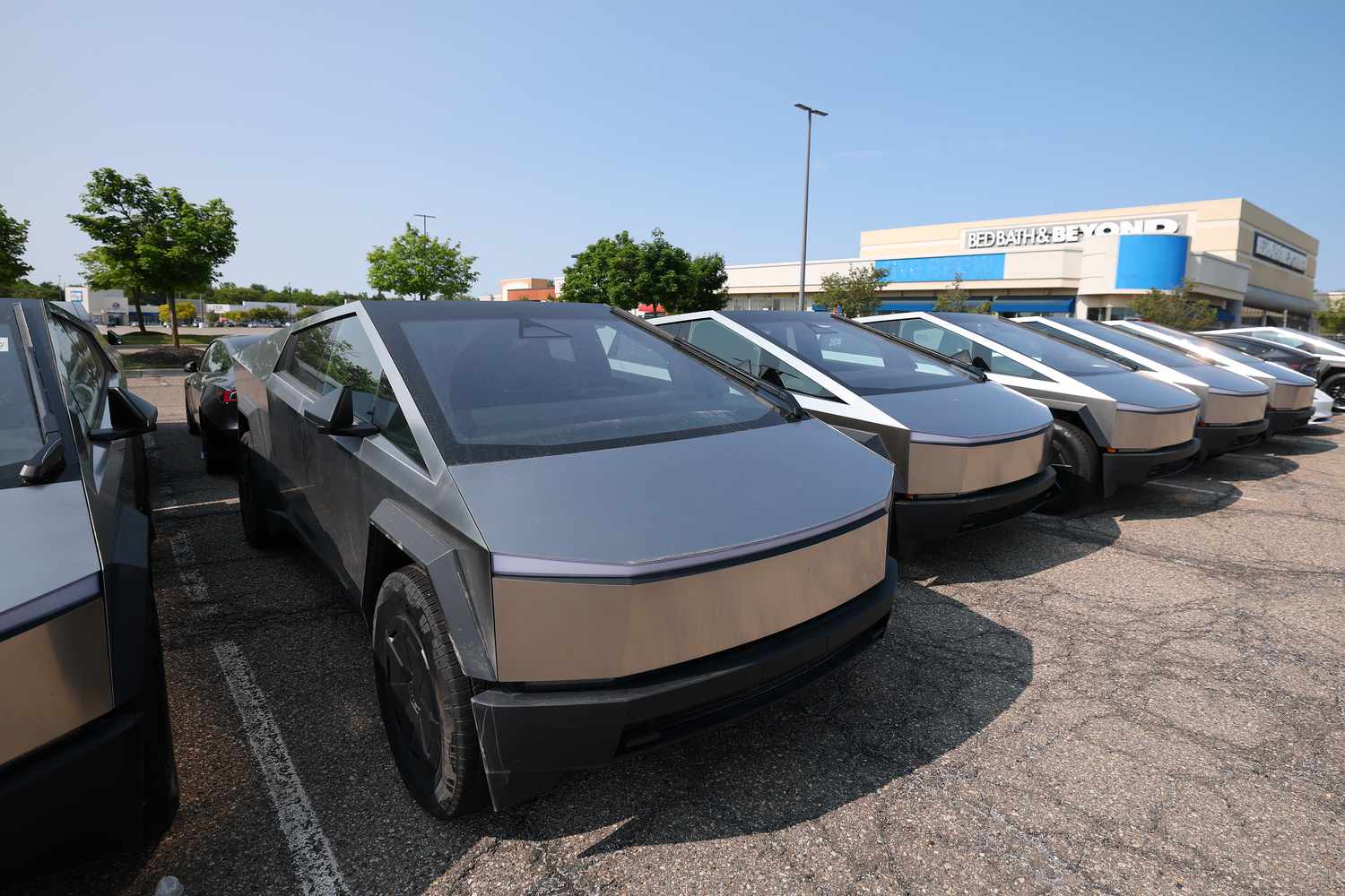 Tesla Stock Plunges: Weak Sales Report